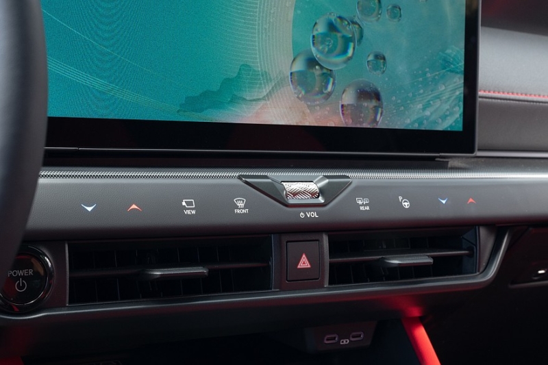 Обновлённый Lexus NX: упрощённый салон с парфюмом и настроенное на Нюрбургринге шасси