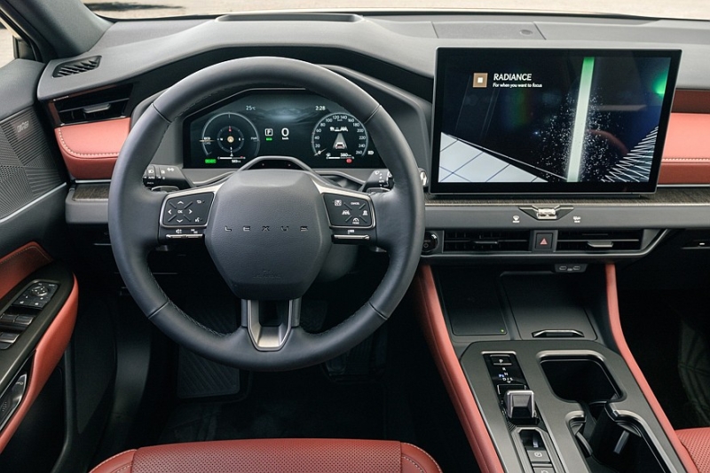Обновлённый Lexus NX: упрощённый салон с парфюмом и настроенное на Нюрбургринге шасси