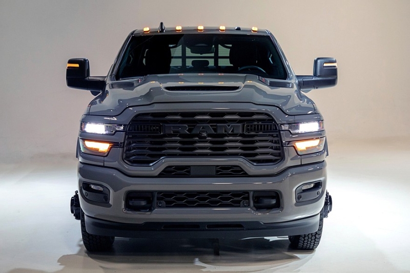 Ram Chassis Cab Night Edition: стильный ночной работяга с паровозной тягой