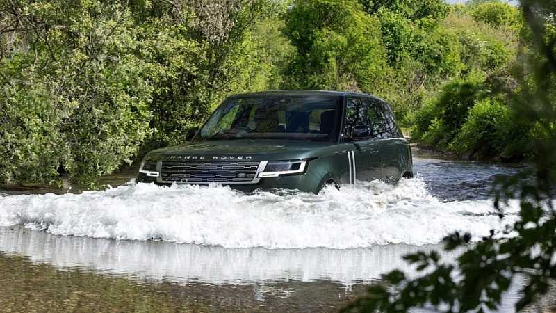 Range Rover Electric полностью рассекречен: средние характеристики за бешеные деньги